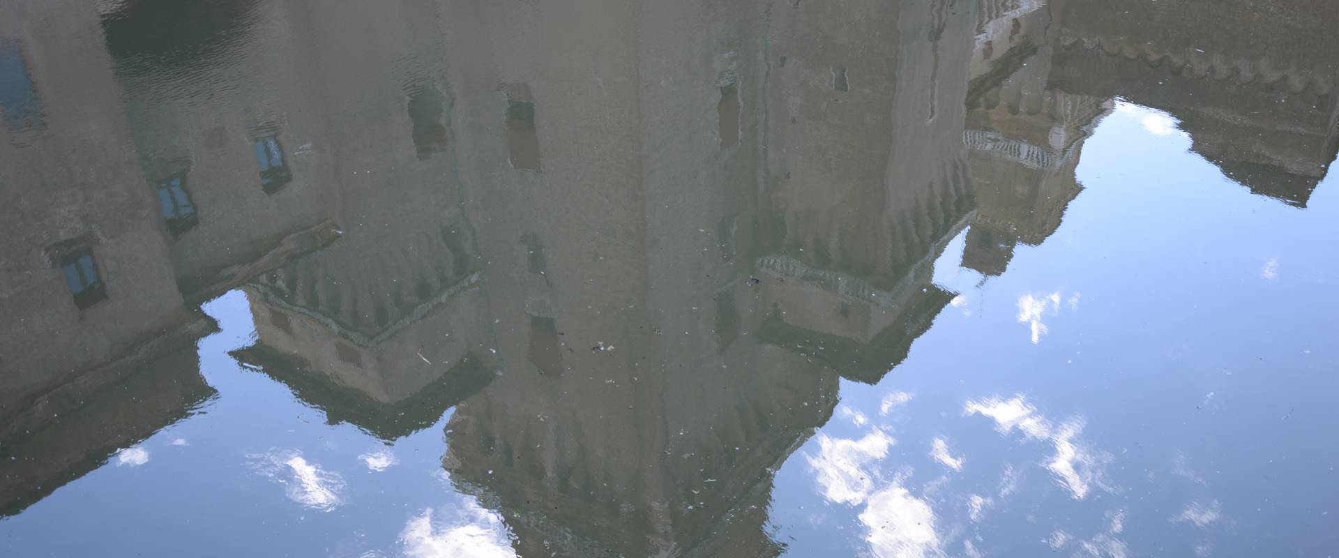 Castello Estense riflesso nel fossato foto di Tommaso Trombetta
